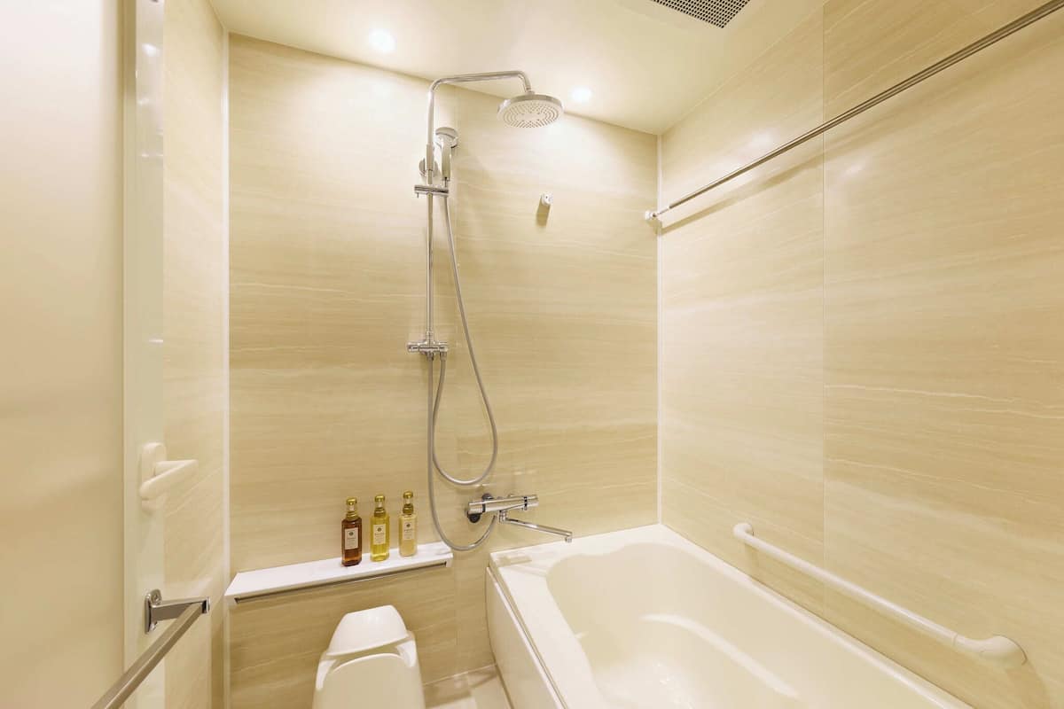 Badewanne und Dusche (separat), kostenlose Toilettenartikel