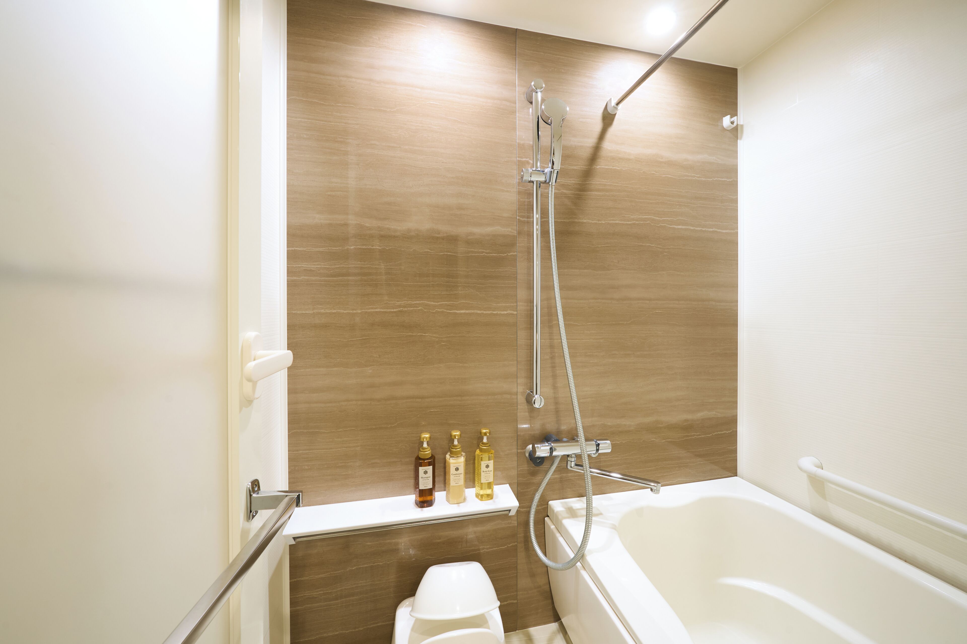 Un baño moderno con bañera, ducha e inodoro.