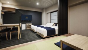 Une chambre d’hôtel avec un lit, un bureau, une chaise, une télévision et une fenêtre.