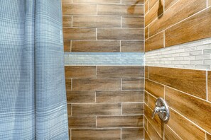 Shower, towels, toilet paper - Modern luxurious home minutes from ATL downtown (Atlanta)