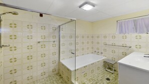 Bathtub - Moana 3 - Flat Walk to Beach, Shops, and Cafes (AVOCA BEACH)