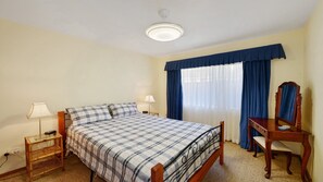 3 bedrooms, iron/ironing board, Internet, bed sheets - Moana 3 - Flat Walk to Beach, Shops, and Cafes (AVOCA BEACH)