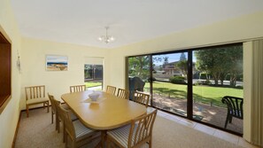 Dining - Moana 3 - Flat Walk to Beach, Shops, and Cafes (AVOCA BEACH)