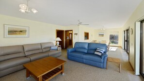 TV - Moana 3 - Flat Walk to Beach, Shops, and Cafes (AVOCA BEACH)