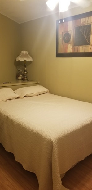 1 chambre, fer et planche à repasser, Wi-Fi gratuit, draps fournis