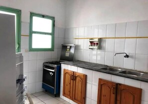 Kühlschrank, Ofen, Herdplatte, Kochgeschirr/Geschirr/Besteck