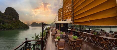 تناول الطعام بالخارج