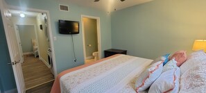 2 makuuhuonetta, tallelokero huoneessa, silitysrauta/-lauta