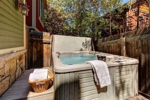 Outdoor spa tub - Abode at Dawn Patrol, private hot tub, walk to slopes, first tracks (Park City)