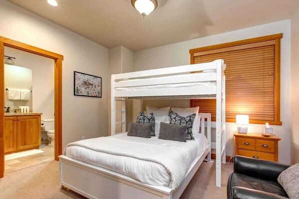3 bedrooms, iron/ironing board, WiFi, bed sheets