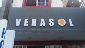 A building with a sign that reads "VERASOL". - Hotel Verasol (Veracruz)