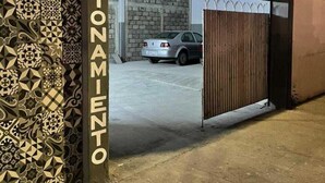 A gated entrance with a metal gate and a decorative wall. - Hotel Verasol (Veracruz)