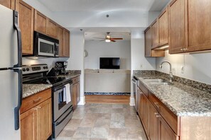 冷蔵庫、電子レンジ、オーブン、コンロ