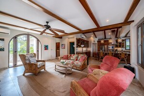 Smart TV, DVD player, stereo - Large Oceanfront Villa with Pool, Close to Village (Placencia)