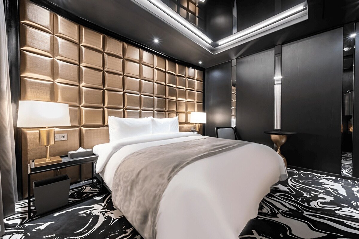 Hamilton Noble Suite | Premium bedding, down duvets, minibar, blackout curtains