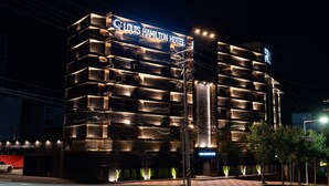 A multi-story hotel with a modern design, featuring illuminated signage and a prominent entrance. - Best Louis Hamilton Hotel Gijang (Busan)
