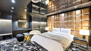 Seprai premium, selimut bulu angsa, minibar, dan tirai kedap cahaya