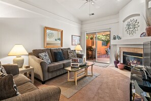 تلفزيون، مدفأة، مشغل دي في دي