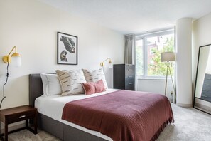 2 عدّة غرف نوم ومكواة/لوح كي وواي فاي وملاءات أسرّة