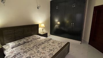 1 habitación, tabla de planchar con plancha, wifi y ropa de cama