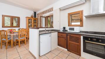 Een koelkast, een magnetron, een oven, een kookplaat