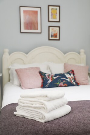 2 bedrooms, iron/ironing board, WiFi, bed sheets - Charming 2-Bed Cottage in Milton Keynes, Sleeps 6 (Milton Keynes)