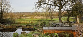 Charming 2-Bed Cottage in Milton Keynes, Sleeps 6