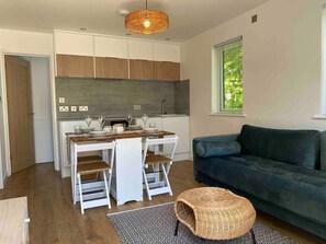TV - Stunning 2-Bed self contained oasis in Eastbourne (Eastbourne)