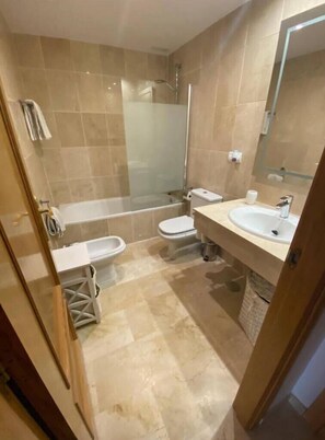 Combined shower/bathtub, hair dryer, towels