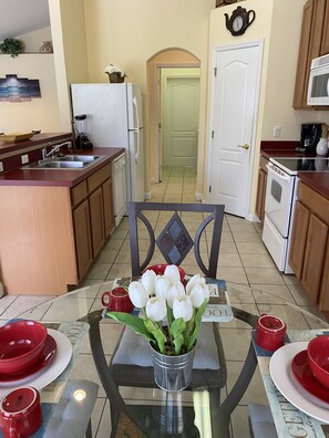 Fridge, microwave, oven, stovetop - 3 Bedroom Villa with Pool and Game Room (Davenport)