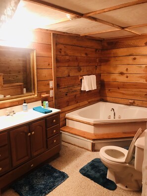 Bathtub, jetted bath, hair dryer, towels - CADDO LAKE WATERFRONT on Big Cypress Bayou! (Karnack)
