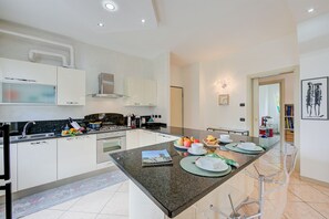 Réfrigérateur, four, plaque de cuisson, lave-vaisselle