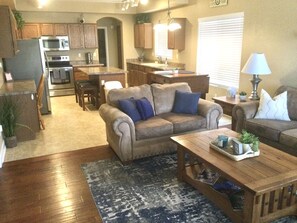 Smart TV, books - Great Home! Next to Tennis Complex & MLB Stadium (Surprise)