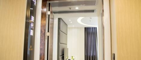 Escrivaninha, cortinas blackout, Wi-Fi de cortesia, roupa de cama