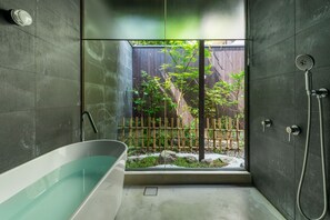 Deep soaking bathtub - Soushuku Machiya House (Kyoto)