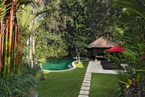 Outdoor pool, pool umbrellas, pool loungers - 3BR Villa Pangi Gita | Cascading Gardens & Pool (Bali)