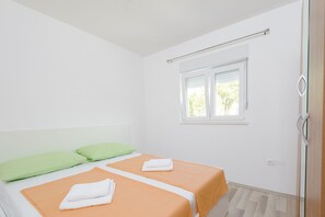 2 bedrooms, iron/ironing board, free WiFi, bed sheets - A3 - Spacious apt With the sea View & use of Pool (Podstrana)