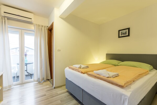 2 bedrooms, iron/ironing board, free WiFi, bed sheets - A3 - Spacious apt With the sea View & use of Pool (Podstrana)