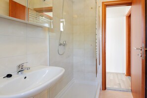 Bathroom - A3 - Spacious apt With the sea View & use of Pool (Podstrana)