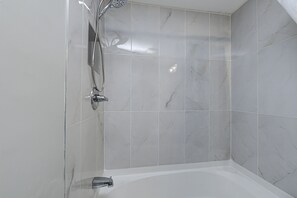 Ensemble douche/baignoire, sèche-cheveux, serviettes fournies, savon
