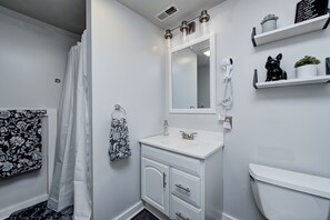 Duschwanne, Haartrockner, Handtücher, Seife