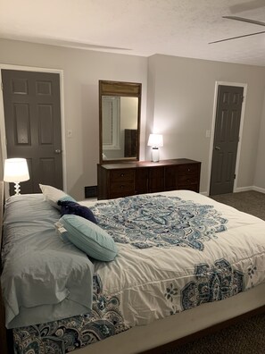 3 bedrooms, desk, iron/ironing board, free WiFi