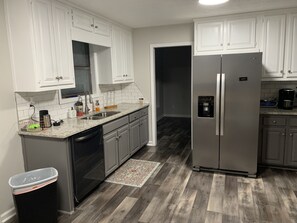 Køleskab, mikrobølgeovn, ovn, kogeplade