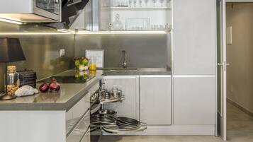 Een koelkast, een magnetron, een oven, een vaatwasser