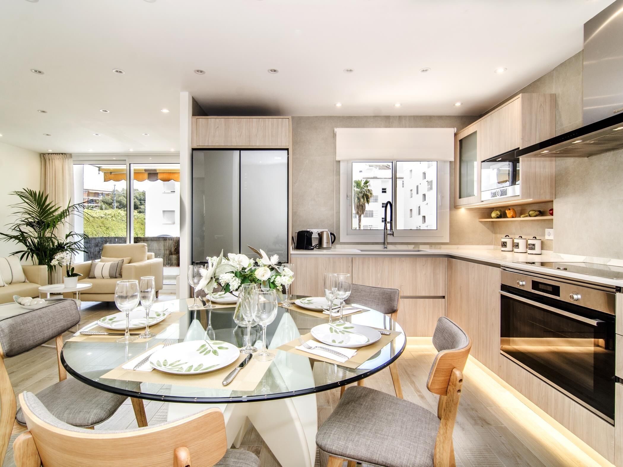 雪櫃、微波爐、焗爐、洗碗機