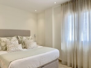 4 bedrooms, iron/ironing board, internet, bed sheets