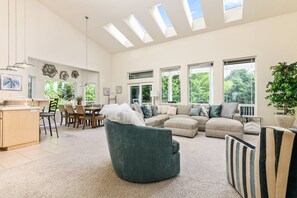 TV, tavolo da ping pong