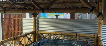 Relaxed, beachy 2 bed apartment, only 1.9kms from the beach, close to shops