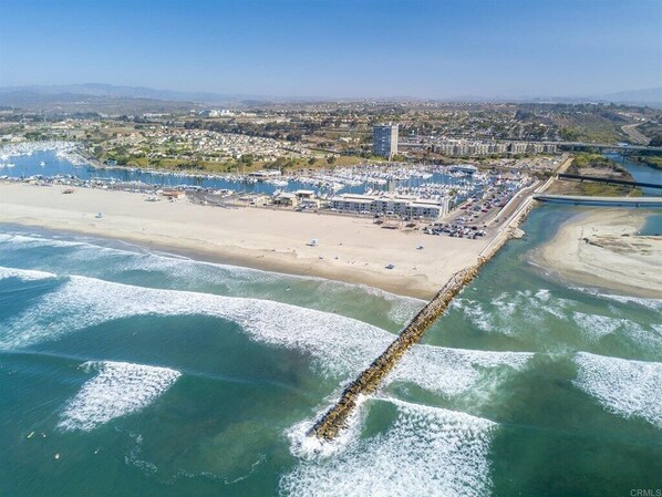 Beach nearby, sun-loungers, beach towels