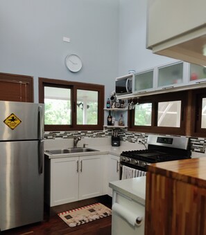 Køleskab, mikrobølgeovn, ovn, kogeplade